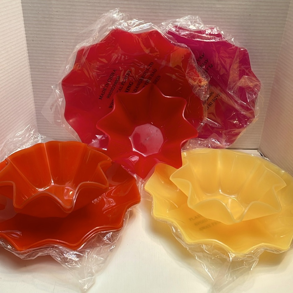 Tupperware whimsical plates & bowls (11)